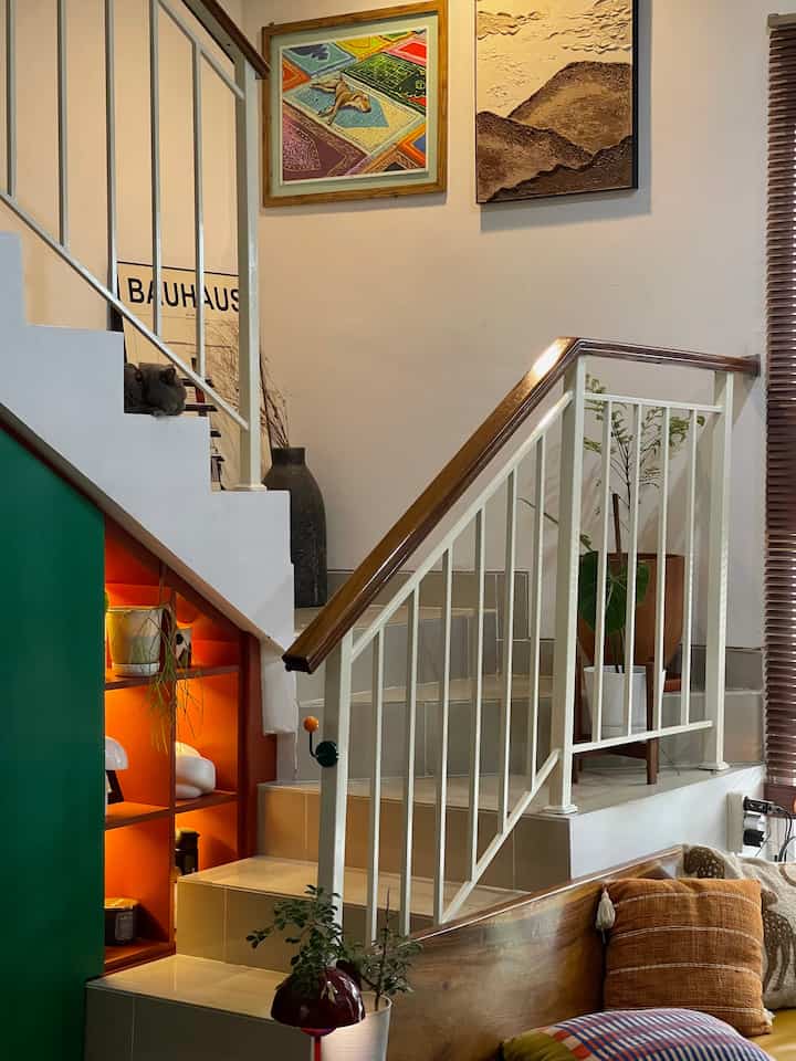 Kabinet Storage Bawah Tangga ✨

✨Kami memutuskan untuk membuat kabinet dibawah tangga. Sebelumnya hanya ditutup Rak kotak buku dan fungsinya untuk menaruh Kulkas, rak sepatu, peralatan sapu, gudang stock barang seperti tisu plastik dll. Pertimbangan lainnya karena kadang kucing jantanku suka pipis disitu dan suka mengobrak abrik barang. 😿
(Slide 2 - foto before)

✨Karena ingin bereksperimen dengan warna, yg biasanya hanya motif kayu, akhirnya inilah warna yg kami pilih untuk Hpl dengan matte finish, yaitu green+terracotta. Warna yg kami rasa masih natural&earthtone juga masih senada dengan dekorasi rumah lain seperti pot terracota, bean bag terracota dan warna hijau daun.

✨Warna hijau untuk bagian pintu kabinet gudang & kabinet kulkas, lalu warna terracotta untuk bagian open compartment dan bagian edging Hpl. Tujuan dibuatnya open compartment ini supaya kita bisa letakan barang-barang dekorasi. Sejauh ini kami suka karena menambah aksen warna untuk living room.

🫶Semoga menginspirasi yaa yg mau mendekor rumah dengan eksperimen warna 🤗

#StorageRumahMungil #KabinetBawahTangga #StorageBawahTangga #HPLhijau #HPLTerracotta #MarinaGreen #InteriorTangga #WallArt #cushioncover #CompartmentTray #LampuLed #Lampu3warna #VasTerracota #VasgRustic #Rakbawahtangga #RakCompartment