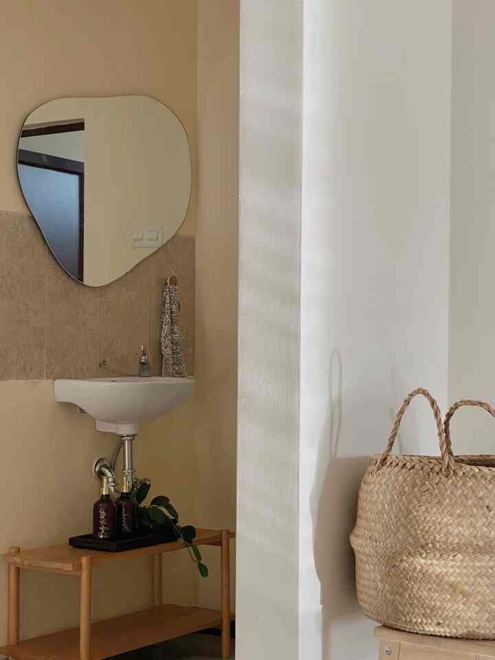 Inspirasi dekorasi wastafel minimalis. Menggunakan irregular mirror untuk menghadirkan kesan unik di sudut ini.
#washtafelarea
#inspirasiwashtafel
#dekorasiwashtafel
#warnacetrumah
#irregularmirror
#wastafelminimalis