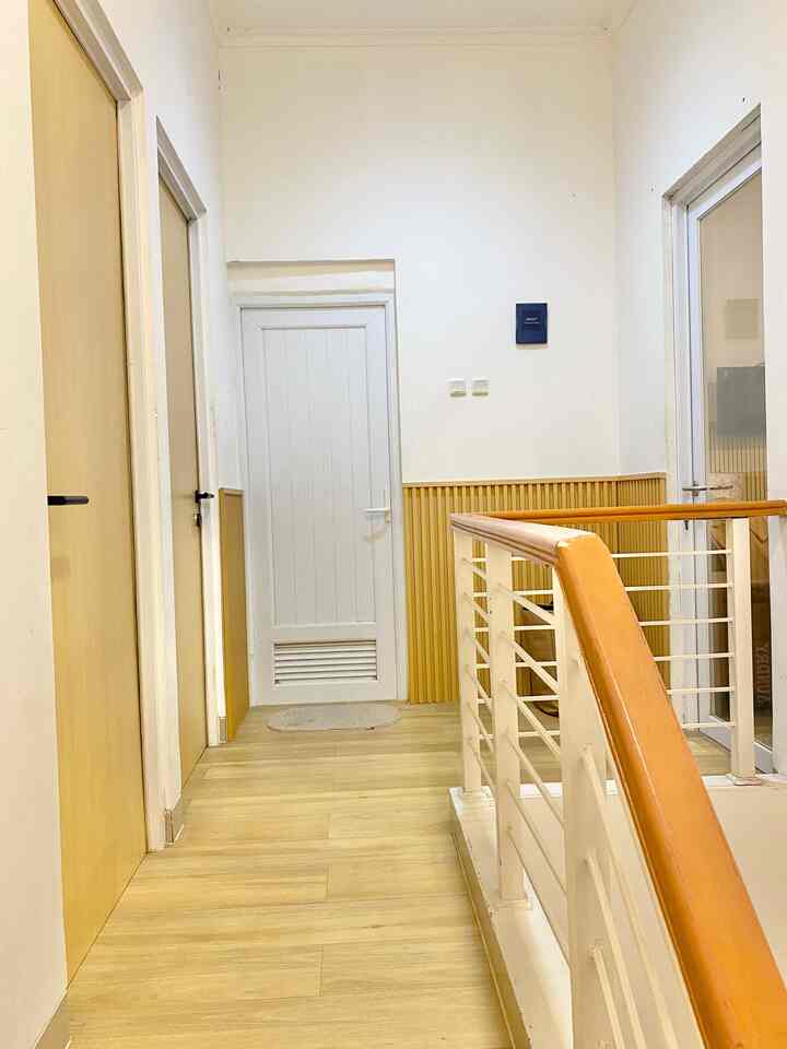 Halo semuanya, ini adalah area lt.2 dirumah ini. Di lantai 2 ini awalnya hanya terdapat 2 kamar tidur dan 1 kamar mandi aja. Untuk pintu kamar tidur aku make over ya, untuk bawaan developer hanya polos aja dengan cat warna putih, nah kemudian aku makeover pintunya dengan aku lapis HPL motif kayu agar terlihat lebih estetik. 

#KamarMandiMinimalis
#Cat
#WallpanelDinding
#PintuAlmunium
#LantaiVinyl
#HPL
#PintuKamarMandi
#PintuKamarTidur


