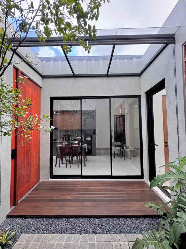 Di teras yang terang dan terbuka ini, setiap sinar matahari membawa harapan baru. Tempat sempurna untuk bersantai, bercengkerama sambil mendengarkan suara alam. Tempat setiap momen di ruang yang penuh cahaya dan kebebasan!

#terasrumah #inspirasiteras #lantaiteras #pintugeser #slidingdoor #entrance #hallway #tamansamping #sideyard #pintuutama #cat #cateksterior #catdindingrumah #kanopikaca #pintukaca #entrancegate