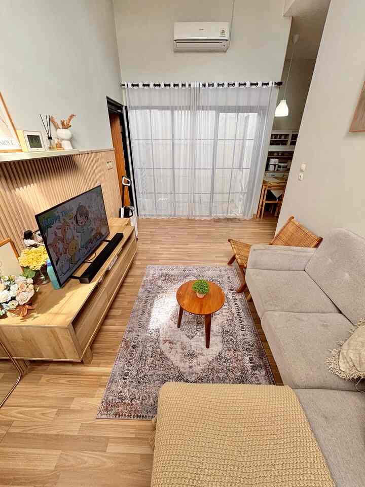 Ruang tamu yg sekaligus menjadi ruang keluarga ini aku design secantik mungkin biar penghuninya betah lama2 di dalam rumah ☺️
aku memilih tema yg netral, white and wood 🤎
aku sangat suka sekali dg tema yg aku pilih ini karena menurutku ini sangat hangat dan nyaman..
nah untuk styling, pertama aku memilih menggunakan lantai parket dan wallpanel dg motif kayu. untuk dekorasi bisa menyesuaikan sesuai tema..
semoga menginspirasi yah ✨

#LivingRoom #LivingRoomInspo #LivingRoomDecoration #HomeInspo #HomeDecor #HomeStyle #LivingRoomIdeas #SofaMinimalis #KarpetVintage
