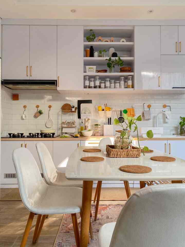 Dapur Segaris Dominan Putih ✨

Kitchen & dining yang compact bisa terasa luas, lega, dan nyaman jika ditata dengan baik. Aku mengutamakan memilih warna cerah dan fokus pada memaksimalkan fungsi tanpa mengorbankan estetika 💛

Bisa dicoba beberapa tips ini:

Padukan warna cerah
Warna putih pada kabinet dapur dan meja makan membantu menciptakan kesan luas, dan dipadukan dengan aksen kayu untuk menambah kesan hangat

Kabinet terbuka
Kabinet dapur bisa dibuat sebagian terbuka supaya memberikan kesan luas dan tidak terkesan penuh. Asal diatur rapi, malah bisa jadi dekorasi tambahan yang estetik

Siasati tata letak
Tempatkan barang sesuai frekuensi pemakaian—barang yang sering digunakan diletakkan di rak bawah atau area yang mudah dijangkau, seperti toples tempat bumbu/bahan makanan bisa disimpan di kabinet atas bagian paling bawah sehingga accessible

Manfaatkan dinding
Pasang gantungan atau rak dinding untuk menyimpan peralatan kecil, sehingga area table top tetap leluasa 

Punya ruang compact bisa tetap terlihat stylish kalau ditata dengan tepat.

#KitchenSet
#KitchenSetMinimalis
#MejaMakanMinimalis
#KarpetDapur
#RunnerRug
#KesetDapur
#KeramikBacksplash
#InspirasiDapurMungil
#DapurCompact