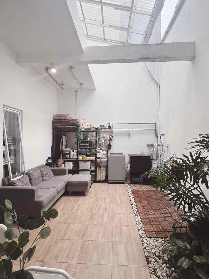 ✨Service Area

Area ini sekarang menjadi area cuci jemur dan area penyimpanan. Terdapat taman kering dengan decking kayu yang sekaligus berfungsi sebagai area untuk menjemur pakaian. 
Sisi lainnya ada rak terbuka yang berfungsi untuk menyimpan perkakas dan juga peralatan dapur. Kami juga menyimpan sofa lama kami di area ini, lumayan untuk bersantai sambil melihat taman indoor. Tapi sepertinya area ini semakin penuh, jadi rencananya di tahun depan akan dibenahi sedikit demi sedikit. Titip dokumentasi beforenya disini ya. 
Next akan kami update setelah di declutter ✨

#ServiceArea #TamanIndoor #LaundryRoom #DeckingKayu #RakIndustrial #RakTerbuka #LaundryRoomIndustrial #IndoorGarden