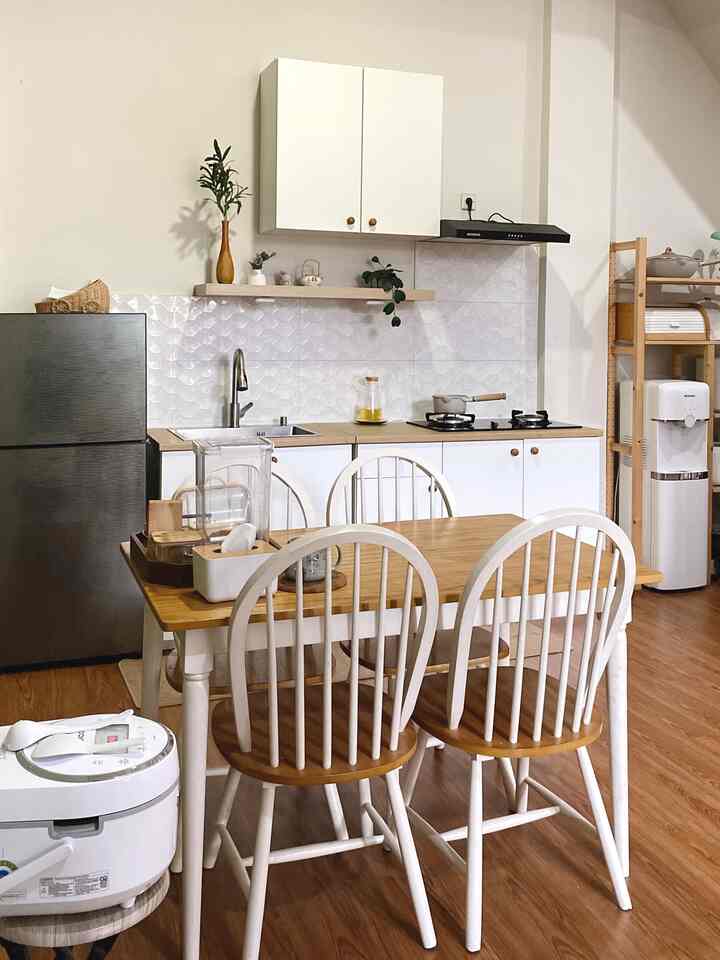 Area dapur dan meja makan yang jadi satu kesatuan, suasana lebih hangat dengan ruangan open space 

#spc #kitchenset #knoxhultikea #kesetdapur #dapuropenspace #RumahTanpaSekat #inspirasidapur 