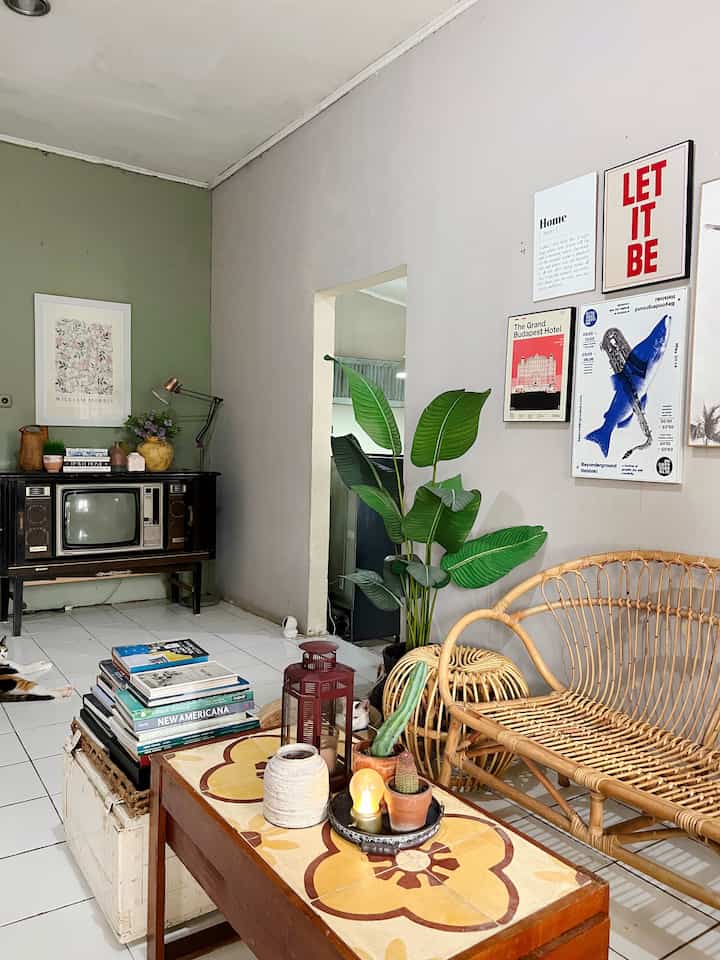 Ruang tamu 🌱

Sebenarnya ruangan ini paling sering digunakan untuk tempat berkreasi dan me time q. Karna masih dengan struktur bangunan yg original tidak banyak renovasi, ruangan ini aq beri kursi rotan agar terkesan santai. Disini juga banyak barang yg personal, home accesories yg aq pilih karna memang suka ❤️ dari tv jadul, walldecor, juga meja tegel.

Vintage, natural, humble yang aq usung untuk ruangan ini. Semoga bisa menginspirasi.

#ruangtamu #inspirasirumah #livingroom #livingroom #desainruangtamu #eclectichome #vintagehome

