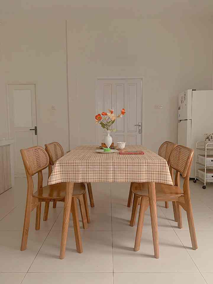 Menikmati waktu sore hari di meja makan dengan secangkir teh & roti ✨
Meja makan adalah tempat favorit setelah kamar. 
Untuk merubah suasana di meja makan agar tidak bosan,  saya sering mengganti taplak meja & vas bunga. 
#Diningroom
#MejaMakanMinimalist 
#SetMejaMakan
#InspirasiRuangMakan
#DiningRoomInspo
#DiningroomDecor