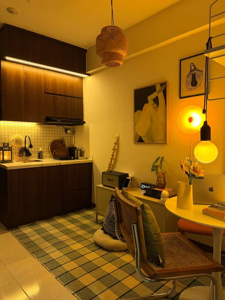 Walau ruangnya terbatas, semua fungsi bisa masuk! Dapur jadi satu sama ruang kerja, meja makan juga bisa buat baca buku atau santai-santai. Ditambah lampu temaram dan dekorasi biar makin cozy. Intinya, ruangan terbatas tetap bisa nyaman dan hangat
#lampugantung
#mejabulat
#kitchenhpl #backsplash #kabinet
#DapurOpenSpace #RumahTanpaSekat
#selasarapt #tinyapartment