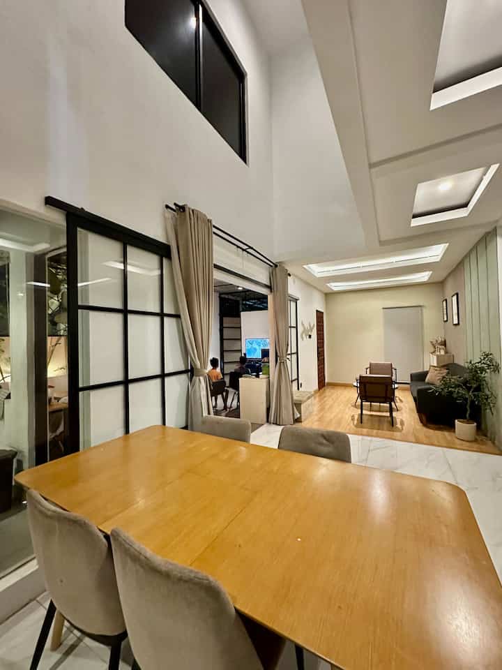 Hi Semua,

Kami memilih konsep open space, agar space dirumah kami terlihat luas dan fungsional. Dengan semua area menyatu tanpa ada nya sekat, memudahkan kami mix and match interior di area satu ke area lain nya. 

Berinteraksi dengan anggota rumah pun jadi lebih leluasa, karena semua terintegrasi dalam area yang dekat. Semoga menginspirasi ya 💙

#plafonpfv #catwarnabumi #catantibacterial #lantaispc #dapuropenspace #rumahtanpasekat