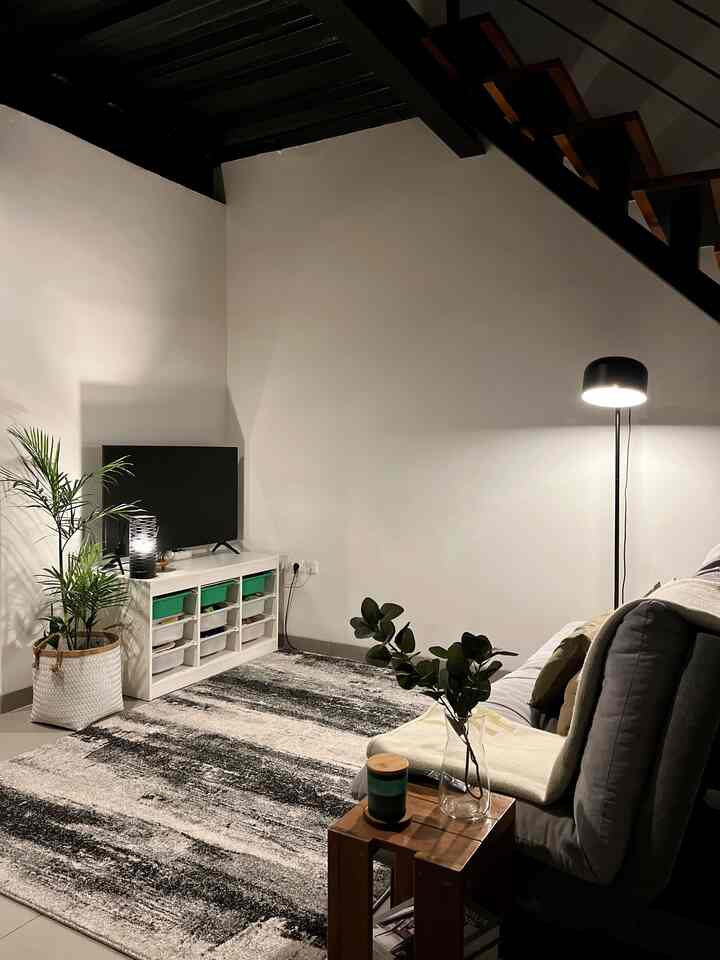 Suasana malam di living room makin berasa nyaman dengan warm lighting 🤍

#LivingRoom #RuangTV #LampuHitam #Lampu #StandingLamp #TableLamp #Karpet #CatPutih #Cat #NightAmbience #SuasanaMalam #InspiraLivingRoom