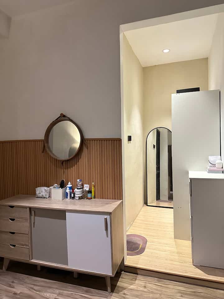 Saat renovasi, kami menambah area walking closet mini. Tujuan nya agar peletakkan lemari tidak menyatu dengan area tidur. 

Walking closet mini ini kami letakkan persis di depan kamar mandi agar memudahkan memilih dan ambil pakaian setelah mandi. Semoga menginspirasi ya 💙

#lantaiparket #wallpanel #catantibacterial #catwarnacream #walkingcloset 