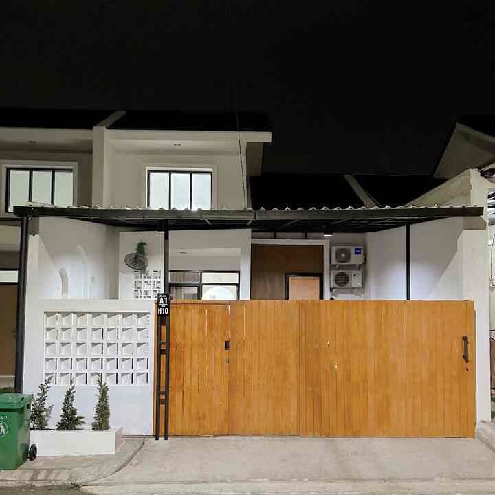 Haii tetangga online 🏡

Penampakan fasad ketika malam hari.
Untuk fasad sendiri, aku cukup simple dengan sedikit sentuhan pepohonan hijau.
Pohon yg aku pilih ini adalah cemara lilin.
Pohon yg mempunyai look simple dan terinspirasi dari rumah di luar negeri 😍🫶🏻
Perawatannya cukup mudah dan tidak menjadi sarang semut ataupun ulat bulu.


Semoga menginspirasi🤗

#FasadRumah
#InspirasiFasadRumah
#CatTembok
#CatTembokEksterior
#RosterNako
#PohonCemaraLilin
#PagarConwood
#PagarKayu
#FasadMinimalis
#NomorRumahAkrilik