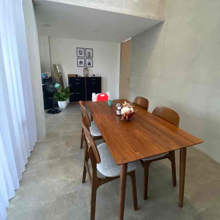 Rumah ini bisa dibilang semi open space, semua ruangan bisa terlihat dalam satu pandangan. Tapi, tidak seluruhnya. Walaupun terbuka tapi masih ada beberapa pintu kaca yang menjadi pembatasnya ☺️🙏
#MejamakanKayu #Raksepatuminimalis #LantaiGranit #Vitrase #DapurOpenSpace #Rumahtanpasekat