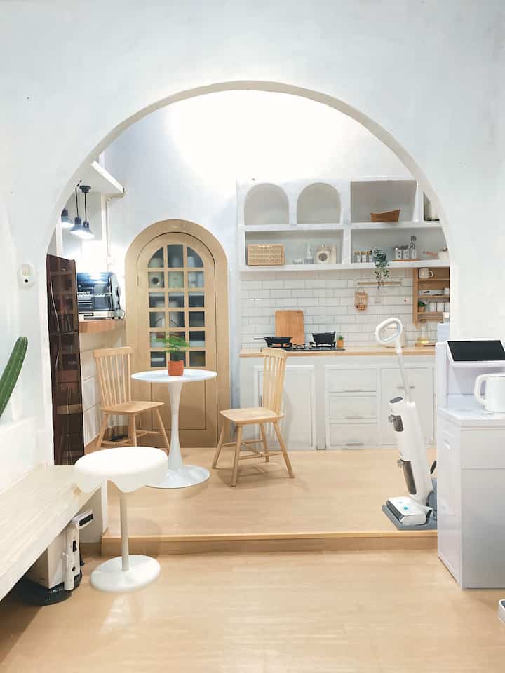 Dapur tanpa sekat membuatnya terasa lebih lega , jadi dapur ini menyatu sama taman indor


#keramikdinding #catdinding #mejamakan #kursimakan #dapuropenspace #rumahtanpasekat