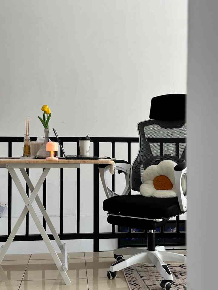 Ketika meja makan berubah fungsi menjadi meja kerja 😅 iyaa betul karena minim tempat jadi suka dialihkan fungsinya hehe

#mejalipat #kursikantor #standingfloorlamp #bungatulipartificial #vasbunga #coaster #lampumini #lampugantung 