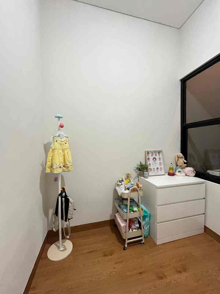 Kamar kecil ini jadi tempat sementara untuk anakku yang usianya 1.5 tahun bermain dan menaruh drawer pakaiannya. 🥹

Lantai dengan vinyl menambah suasana hangat dan nyaman dalam kamar. 

#Drawer #CatDinding #LantaiVinyl #RakSusun #KamarBermain #KamarAnak