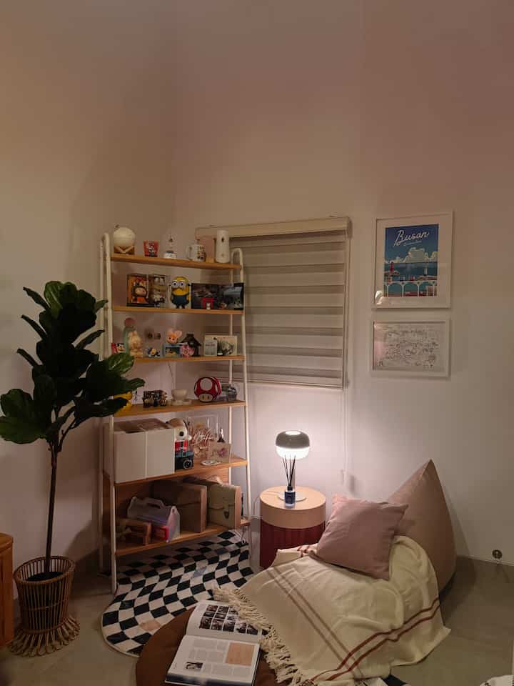 Ambience Lighting
—
Ambience lighting dalam rumah ini terdiri dari table lamp, standing lamp, dan hanging lamp merupakan salah satu elemen wajib di setiap ruangan karena dapat menciptakan suasana malam yang lebih nyaman dan cocok untuk beristirahat.

Jenis lampu yang digunakan untuk seluruh ambience lighting adalah warm white, ada juga beberapa lampu yang menggunakan smart lamp agar intensitas cahayanya dapat diatur sesuai kebutuhan.

#LampuMeja #RakPajangan #TableLamp #AmbienceLighting #InpirasiLighting #LivingroomIdeas #livingroomstyling
