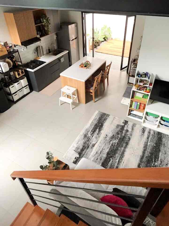 Tidak pernah menyesal menerapkan konsep open space, di mana area living room bergabung dengan meja makan dan dapur, karena bikin rumah kecilku terasa lebih leluasa. 

Kita juga lebih mudah untuk pantau anak saat bermain 🤍🤍🤍

#KitchenSet #KitchenSetIndustrial #WarnaCat #GraniteLantai #CatInterior #Cat #LivingRoom #DapurOpenSpace #RumahTanpaSekat