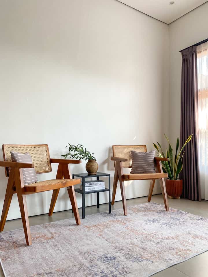 Ruang tamu / foyer.
Di ruangan ini aku memilih furniture yang seminimalis mungkin namun tetap estetis dan fungsional. Cuma ada 2 kursi dan coffe table kecil. Fyi kursi rotan yang aku beli di Shopee ini bener-bener masuk disemua ruangan. Happy banget nemu kursi ramah di kantong tapi secakep ini, diletakkan dimana aja oke. Biasanya yang duduk diruangan ini tamu-tamu yang memang tidak begitu akrab, selebihnya langsung ke ruang keluarga.

#foyer
#ruangtamu
#kursirotakayujati
#karpetruangtamu 
#coffetable

