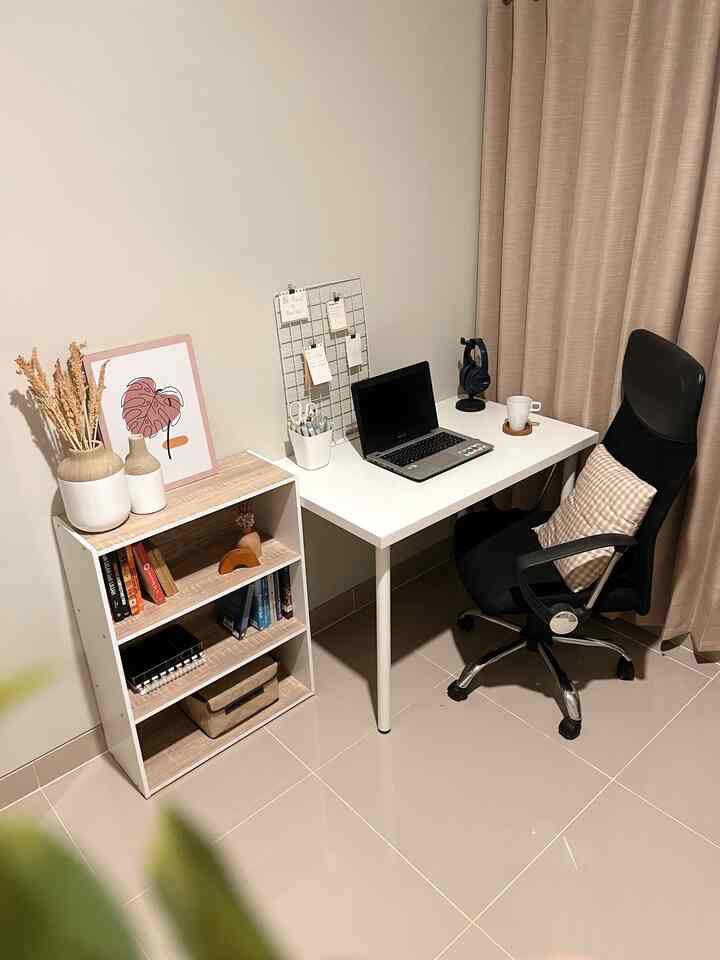 Inspirasi home office di sudut ruangan! Yang penting rapih dan terorganisir yaaa. Biar lebih cakep, bisa tambahin dekorasi kayak vas dan wall art #homeoffice #ruangkerja #wfh #ruangbelajar #studyroom #rumahminimalis #japandi #minimalist