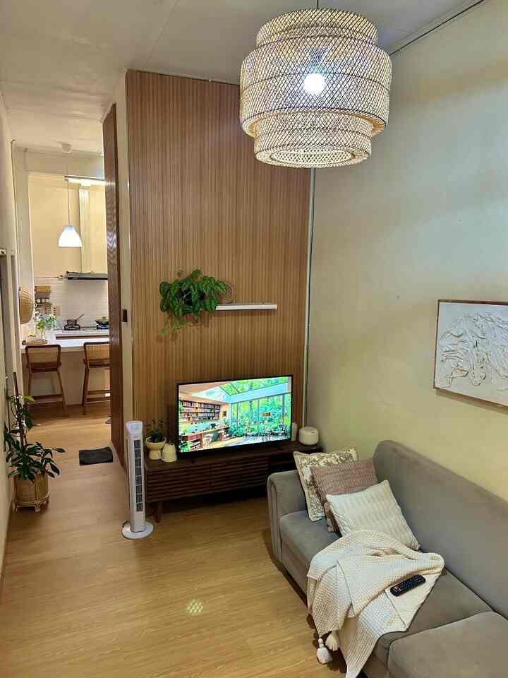 Night vibe di ruang tamu ku!
Mungil tapi tetep cozy, dengan menggunakan cat warna terang untuk kesan lebih luas, ditambah dekorasi sederhana agar terlihat lebih menarik dan penambahan lampu lantai agar terlihat lebih warm 🌙✨ 

#WarnaCatRumah #WallPanelPVC #SPC #LampuGantung #LampuLantai #CushionSofa #KipasAnginBerdiri #KursiMalas #LeazyChairRotan #RuanganTerbatas #LivingRoomMungil #NightVibe