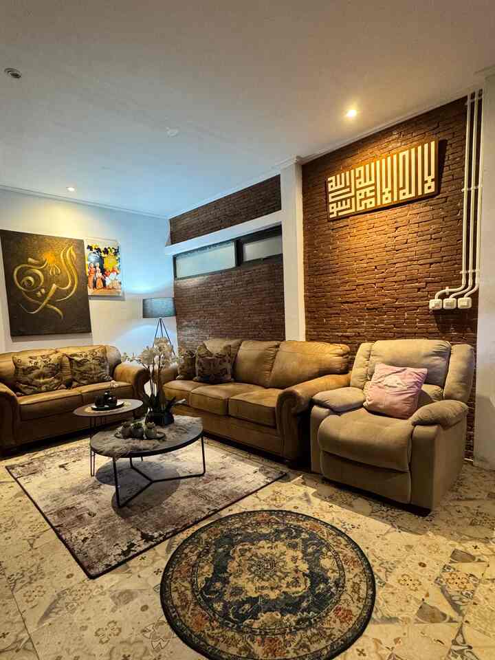 Ruang tamu adalah area umum sebuah rumah. Ruangan ini lebih formal dan digunakan untuk menyambut tamu di rumah. 
Karena ruang tamu biasanya terletak di hadapan pintu masuk, sebisa mungkin harus selalu rapi dan bersih, manfaatnya buat tamu selain enak dipandang kami pun yang habis beraktivitas di luar, bawaannya happy kalau buka pintu rumah langsung liat ruangan bersih 😍

Dan ini night vibes di rumah kami, menggunakan lighting hampir 70% warm white juga merupakan ciri khas dari rumah industrial sih dan open space, serta bikin suasananya romantis hehehehe

Semoga bisa jadi inspirasi yah 🫶☺️

#RumahOpenSpace
#RumahTanpaSekat 
#NightVibe 
#IdeRuangTamu
#InspirasiRuangTamu
#RumahIndustrial
#DekorasiKarpet
#vasRuangTamu
#AnggrekArtificial 