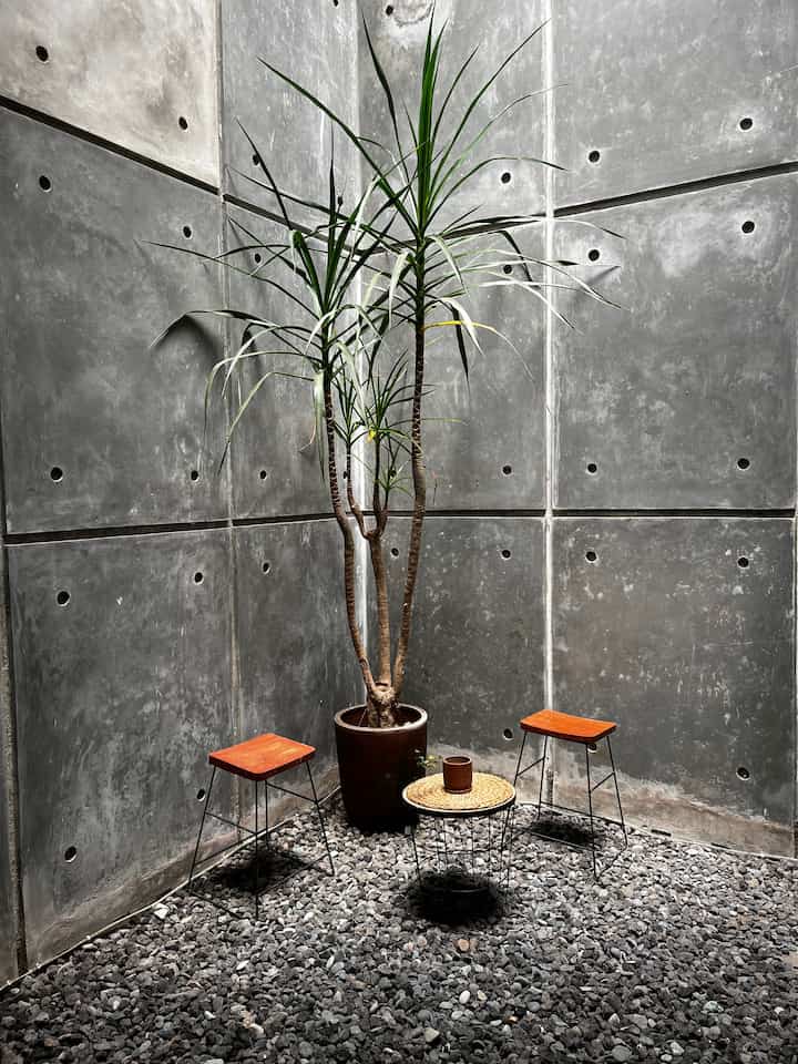 Taman kering dalam ruangan , salah satu empat favorit untuk ngobrol2 sama pak su . Pakai kursi yg munimalis dan meja yg minimalis pulas udah berasa nongkorong di kafe2 ga sih 😍 #tamanindoor #tamandalamrumah #tamankering #tamanindustrial #pojokestetik #tamanalakafe   #rumahkndustrial