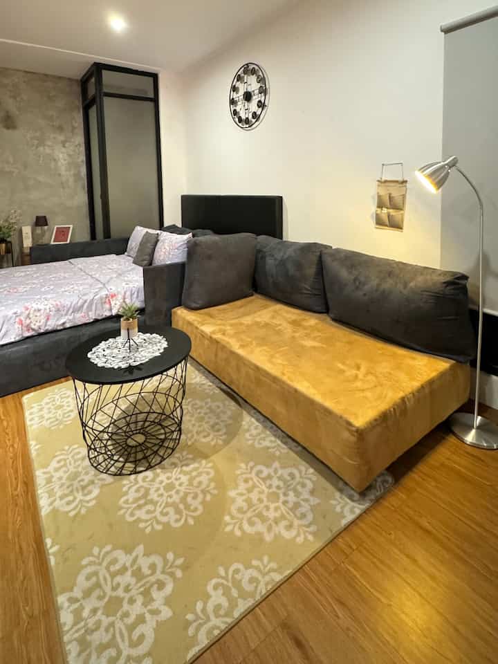 Jangan bosan-bosan yah dengan kamar tidurku hehehehe, dekorasinya cuma itu-itu cukup ganti karpet dan sprei bikin suasana bikin aku betah dan tentunya harus selalu rapi 😁

Selamat liburan panjang yah semua 🫶🫶🫶

#Rumahyuqibam
#KamarTidur
#InspirasiKamartidur
#kamarnyaman
#dekorasiKarpet
#warmwhite
#LightingKamartidur