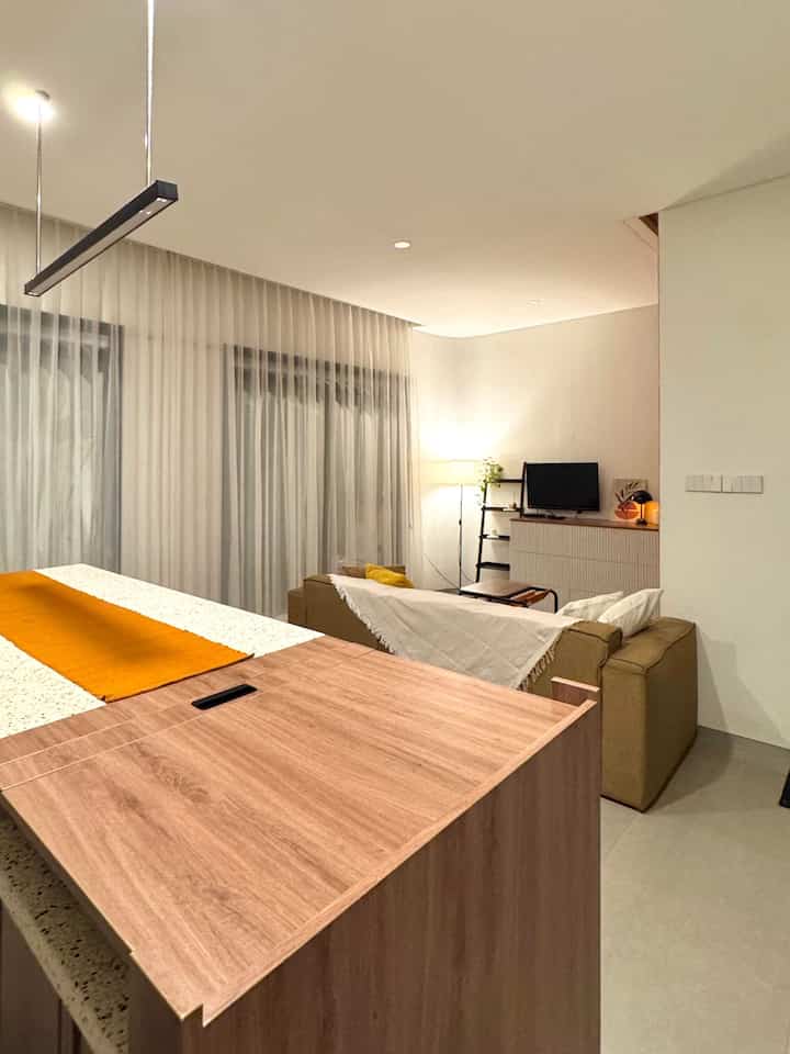 Night vibes at Satusama✨

Lampu dengan cahaya warm kami aplikasikan di seluruh ruangan. Tidak lupa sentuhan standing lamp dan table lamp yang menambah kan warm ambiance khususnya diruang keluarga ini. 

Walaupun ruangan tidak luas dengan pemilihan cahaya yang tepat membuat ruangan menjadi lebih cozy, nyaman dan hangat.

#sofaminimalis #sofaruangkeluarga #ruangkeluarga #livingroom #standilamp #raksusunkayu #meja #RuanganTerbatas #LivingRoomMungil #NightVibe