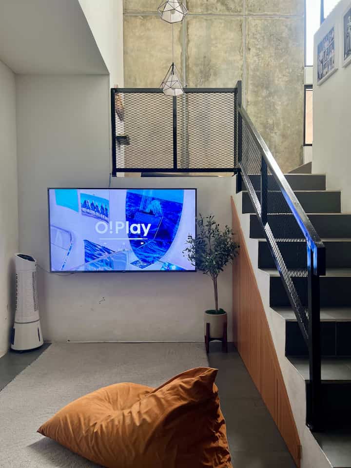 Family Room ✨

Cara kami mensiasati agar #BruwnHouse yang berdiri di lahan 70m2 ini lebih lega  salah satunya adalah dengan tidak menambahkan banyak furnitur. Seperti di ruang keluarga ini, hanya dengan karpet lesehan tapi tidak mengurangi fungsi utama yaitu untuk berkumpul bersama anggota keluarga.

Oiyaa, space di bawah tangga juga kamk manfaatkan untuk storage agar terlihat rapi tapi tetap fungsional. ✨

#HPL
#StickerHPL
#Storage
#TanggaBesi
#TanggaOrnamesh
#FamilyRoom
#RuangKeluarga
