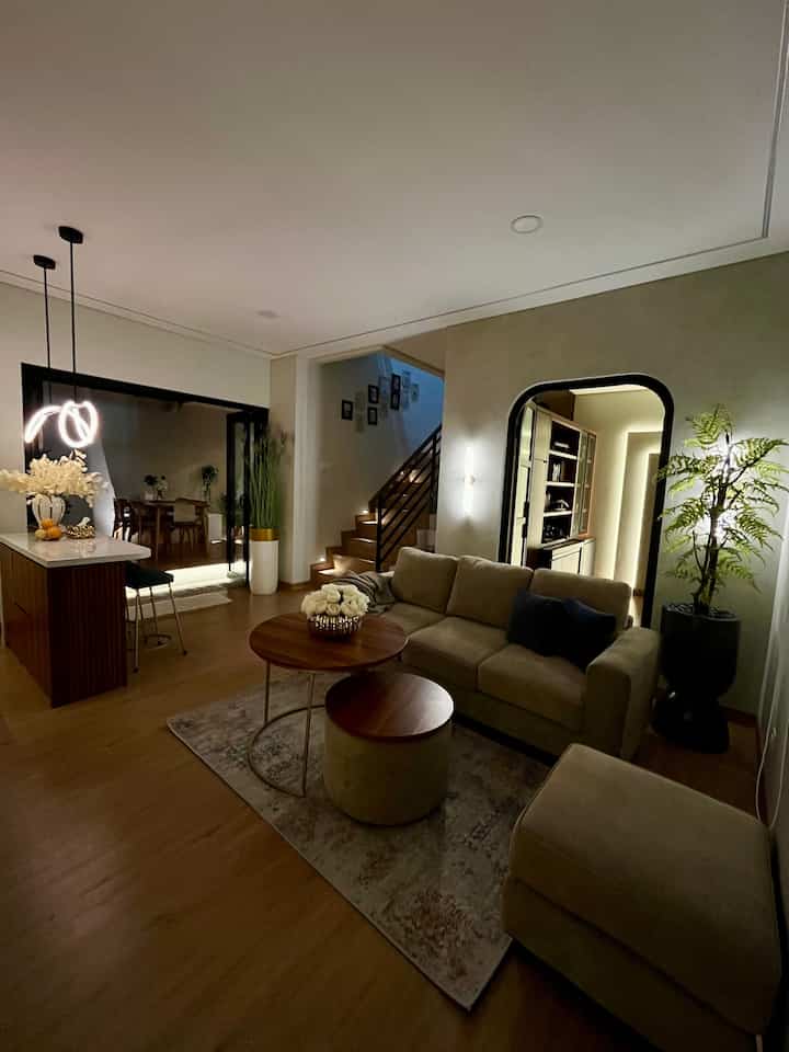 Ruang tamu kami dilengkapi banyak lampu, tergantung kami ingin vibesnya bagaimana, kalau kami mau suasana hangat dan tenang saat pulang beraktivitas di malam hari, kami memilih pencahayaan yang warm, terasa lebih rileks dan menenangkan saat menyeduh teh hangat sambil bercerita apa saja yang kami lakukan seharian tadi
#sofaminimalis #kitchenset #kitchensetminimalis #livingroom #ruangtamu #inspirasiruangtamu #catinterior #wallpanel #tanamanartificial #dapurmodern #lampugantung #lampuled #nightvibe #rumahopenspace #rumahtanpasekat