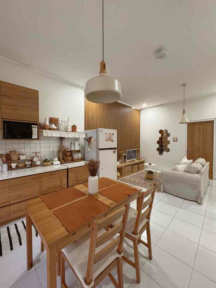 Dapur menyatu dengan ruang makan ? Yes, Please! 🥂🍽️ Open Space ini adalah solusi yang bikin rumahku menjadi lega dan terlihat luas, nilai plusnya lagi, masak menjadi kegiatan yang lebih menyenangkan sambil ngobrol dengan keluarga, seru pokoknya, nah siapa yang mau coba design ini ? 😍

#MejaMakanEstetik #LampuGantung #SofaPutih #KesetTenun #VasPutih #RakPiringEstetik #Eucalyptus #Potcantik #InspirasiDapurMungil #DapurOpenSpace #RumahTanpaSekat