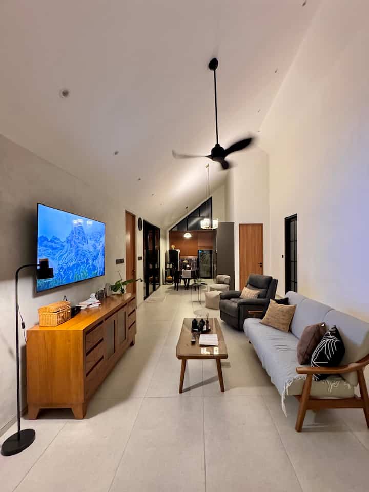 Ruang tamu yang menyatu dengan dapur: di sinilah kenyamanan bertemu kehangatan. Setiap sudutnya menciptakan suasana akrab, memudahkan interaksi dan berbagi momen berharga bersama keluarga dan teman. Desain terbuka ini bukan hanya estetis, tetapi juga praktis, menjadikan setiap pertemuan lebih berkesan. 🌟 
————- 
#sofaminimalis #livingroom #mejajatiminimalis #standinglamp #floorlamp #lampuhias #lampu #openspace #RuangTamu #ruangkeluarga #cat #catinterior #lantairumah #rumahopenspace #rumahtanpasekat #DapurBersama #DesainInterior #nightvibe