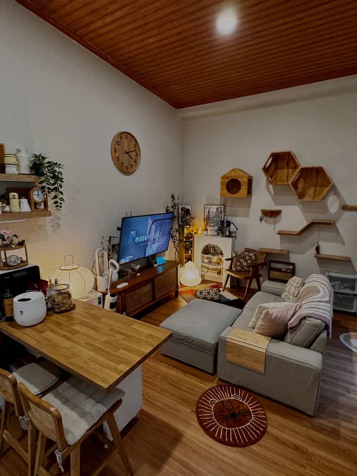 Living room saat #nightvibe lebih nyaman pake lampu2 kecil bikin suasana makin syahdu🎉

Ukuran ruangan utk ruang tv sekitar 3x4m
menggunakan sofa kivik 2 seater yang empuk pol!


#RumahOpenSpace
 #RumahTanpaSekat
#NightVibe 
#sofaminimalis #livingroom #lantaivinyl #suasanamalam 