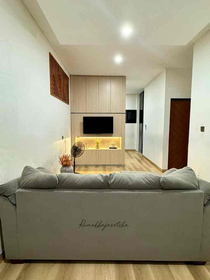 Simple tapi super cozy! 🌟 Ruang tamu compact ini mengusung desain minimalis dengan sentuhan natural dan fungsional. Sofa abu-abu yang empuk memberikan kenyamanan maksimal, sementara rak TV custom dengan finishing kayu dan pencahayaan LED menambah kesan elegan. Dekorasi seperti vas tanaman kering, meja kayu kecil, dan kisi-kisi kayu di dinding atas memberikan aksen estetik yang hangat. Lantai SPC cream menyatu sempurna dengan elemen kayu, menciptakan ruang yang simpel, cozy, tapi tetap stylish. Siapa yang suka konsep ini? 

#SofaMinimalis 
#kabinetcustome #Plavongypsum
#catputih #wallart #catduluxeasyclean
#RuanganTerbatas
#LivingRoomMungil
#NightVibe 