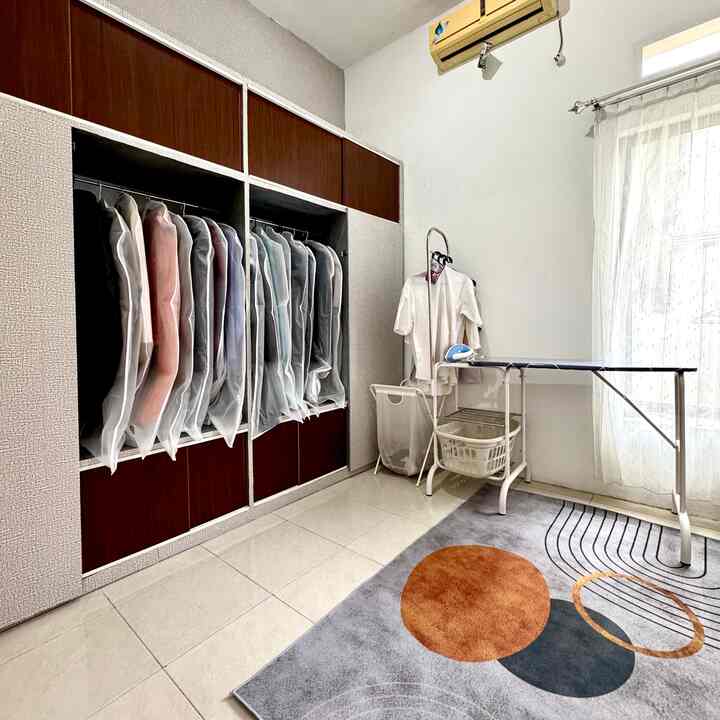 Ruang Penyimpanan Pakaian dan Tas.
Salah satu wishlist yaitu punya #WalkInCloset 
tapi karena harga interior untuk lemari cukup mahal, sementara pakai lemari custom yang harganya affordable sambil nabung untuk buat lemari yang lebih proper😇🤍. 
Sekarang pakai ini dulu.
Ukuran lemari ini lebar 277cm x tinggi 210 cm dengan rangka besi. Untuk pintu lemari di variasi penutup slidingnya pakai material plavon PVC.
#Wardrobe
#PlavonPVC
#Cat
#WallpaperEstetik
#Minimalis
#RuangPenyimpanan

