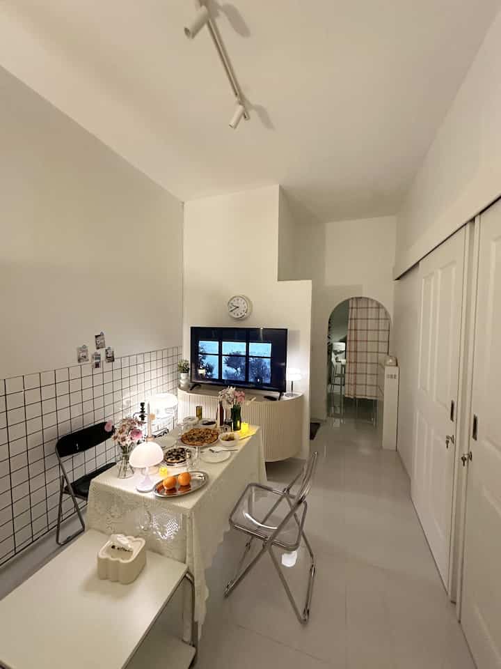 Night vibes di livingroom mungil. Mengubah livingroom menjadi diningroom sementara untuk dinner perayaan ulang tahun sederhana🕯️🧁🍰💐
#tablecloth #vasbunga #gelasestetik #vastransparan #dinner #livingroom #tablesetting #ruanganterbatas #livingroommungil #nightvibe 