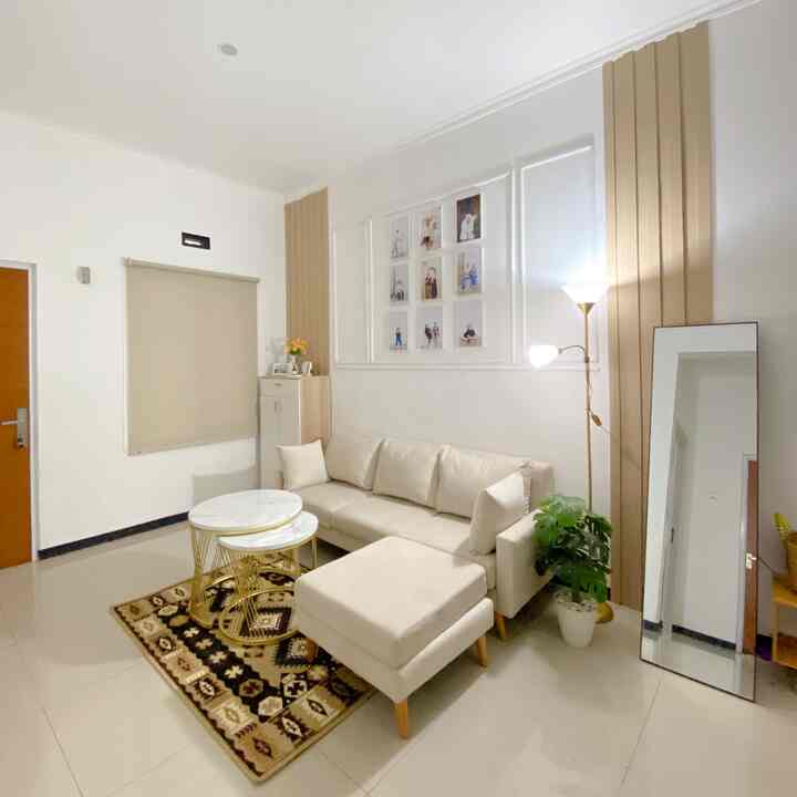 This is the night vibe of our living room and family room at night, using warm white lighting from a standing lamp. 
Before going to bed, try to always tidy up the house, especially in this living room so that tomorrow morning we can gather with our family in this living room✨ 

#LimitedSpace #IivingRoomMungil #NightVibe #Rollerblinds #SofaAesthetic #StandingMirror #mejaruangtamu