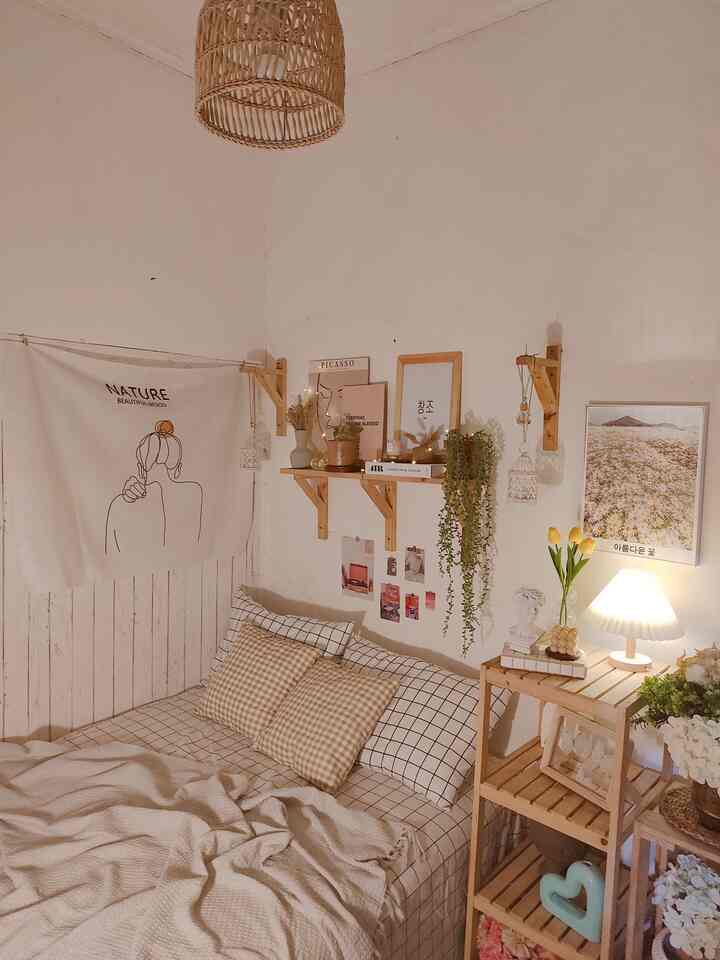 Tips for decorating a bedroom with a Korean look concept are:
1. Checkered bed sheets, try to choose white or cream colors
2. Using tapestry wall decor
3. Korean aesthetic lamps
4. Postcards attached to the wall
5. Wall decor with Korean writing
6. Wooden shelves
7. Adding aesthetic accessories

And most importantly, choose a combination of white and cream colors so that it looks aesthetic ✨✨🏡

So, online friends, are you interested in decorating your room with a Korean look ✨✨🏡🏡❤️

#walldecor #sprei #lampurotan #sarungbantal #blanket #tanamanartificial #tapestry #kamartidur #kamarkorea #kamaraesthetic #nightvibe