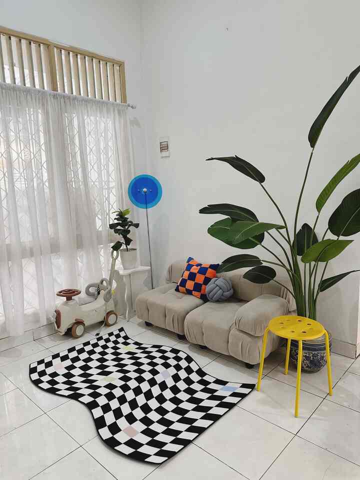 Transisi Ruang Tamu Mungil. 

Luasnya 3 meter x 2 meter. Sejak 2015 kami pindah ke rumah ini, area ruang tamu belum pernah renovasi. Terlihat kusen jendela dan pintu masih klasik. Material lantai keramik marble berukuran standar 30x30. Warna cat dinding dari dulu putih natural saja. 

Hingga sampai tahun 2024 ini terdapat beberapa kali perubahan layout dan penambahan furniture minimalis modern. Perabotan lucu dan unik silih berganti di ruang tamu mungil ini. 

Menurut Anda kira-kira layout mana yang paling cocok? 
Semoga menginspirasi ✨
#RuangTamuMinimalis #WarnaCatRumah #FurnitureModernMinimalis #SofaTamu #CoffeeTable #LampuDinding #TanamanArtificial #KarpetEstetik #StandingMirror #StandingLamp #BantalSofa #KeramikLantai #PosterDinding #KotakTisu #KalenderEstetik #NakasMini #ummaHaus #UmmaArRayyan #Ohouseseason9

