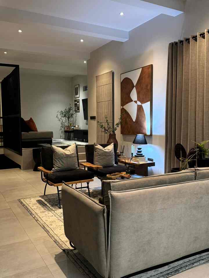 Living room night vibes

Tempat bercengkrama kita dan ataupun ada tamu, gak luas, cukup untuk 4-5 orang saja, dan sengaja gak dibuat empyuk dan nyaman agar terlihat lebih kaku 

#bumitimi #rumahopenspace #rumahtanpasekat #nightvibe #rumahindustrial #lantaiabu #rumahopenplan 