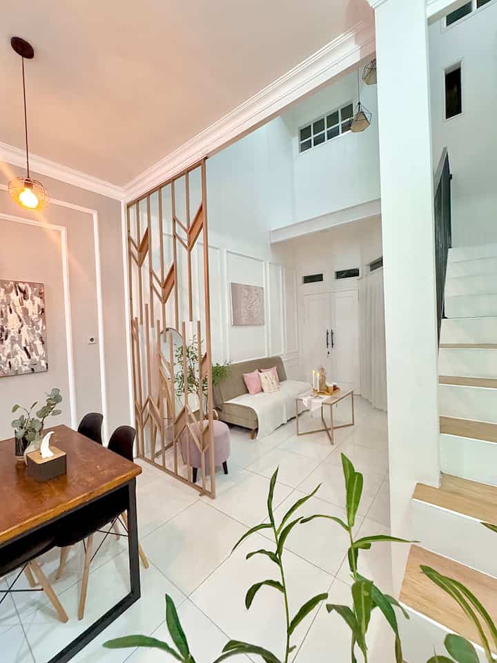 🌸 Living Room Night Vibe 🌸

Antara ingin lebih syahdu atau hemat listrik, kami seringkali mematikan lampu utama di rumah ini, dan hanya memasang beberapa lampu berwatt kecil dan lampu warm white ketika malam, ehehehe 😅
Karena konsep rumah ini (sangat) open space, sekali foto bisa sekalian terlihat ruang makan yang bersebelahan dengan living room ini, hanya dipisah dengan partisi yang aku custom di bengkel las dekat rumah dengan material besi holow dan plat besi.
Living room ini ukurannya sekitar 3x3,5meter, menjadi ruangan paling lega dan terbuka dibanding dengan ruangan lainnya, karena merupakan bagian utama dari sisi mezzanine di rumah ini, jadi makin terasa luas karena plafonnya tinggi sekali.
Dengan memanfaatkan cahaya dari lampu gantung berwarna warm white, LED strip, LED yang ditempel di ambalan, dan lampu meja di atas ambalan, cukup membuat suasana malam di rumah ini jadi terasa lebih hangat dan syahdu ✨

#LivingRoom
#LivingRoomIdeas
#Sofabed
#TanamanArtifisial
#Ambalan
#VasAesthetic
#Cushioncover
#DiningTable
#MejaMakan
#Walldecor
#LemariBawahTangga
#Bench
#RumahOpenSpace
#RumahTanpaSekat
#NightVibe

