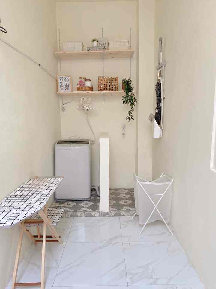 Inspirasi laundry room di lahan sempit 💫

Karena sisa tanah belakang sisa sedikit, kami manfaatkan untuk area cuci jemur. Di area ini juga terdapat kanopi kaca. 

#laundryroom #ruangcucibaju #arealaundry #tempatcucijemur #kanopikaca #skylight #mejasetrika #mejasetrikakayu #lantaigranit #inspirasilaundryroom #keranjanglaundry #sapu #alatpel #mesincuci #jemuranlipat #jemuranmenara #jemurandinding #deckingtile #hangerhanduk #gantunganhanduk #botolkaca #botolsabun #dekorasi #walldecor 