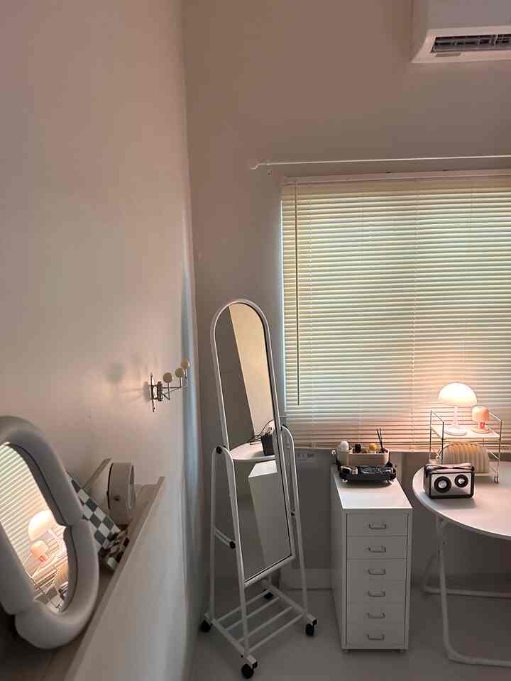 Sudut kamar yang seringnya berubah-ubah fungsi & dekorasinya. 🫶🏻💫
#standmirror #wallhook #tiraiminimalis #venetianblind #laciminimalis #bedroom #roomstyle #inspirasikamar 