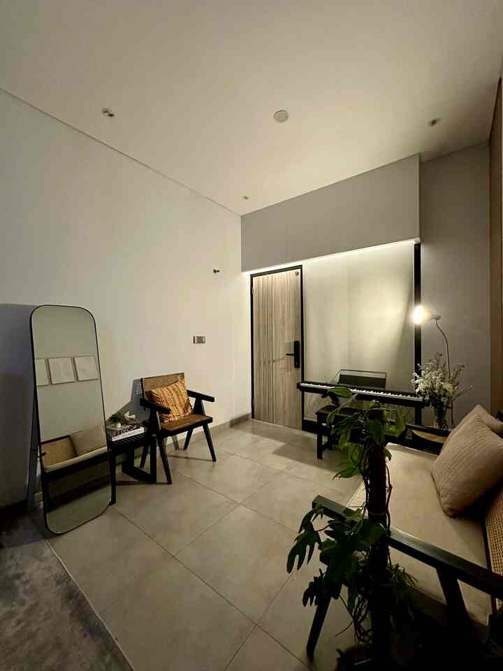 Livingroom saat malam hari ✨
Biasanya saat malam hari dirumah, setelah semua tidur lampu-lampu dimatikan dan hanya sedikit yang nyala. Vibes saat malam rasanya sangat menenangkan apalagi kalau semua suda rapi kembali 🤎
#Sofaminimalis
#warnacatrumah
#rumahopenspace
#rumahtanpasekat
#nightvibe
#livingroom
#tablelamp
