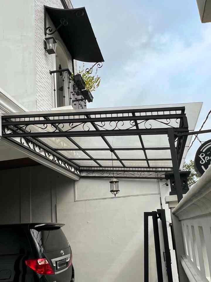 💐 𝑩𝙖𝒍𝙘𝒐𝙣𝒚 💐 

Area balkon di #rumahlimut berfungsi sebagai area dekoratif dengan memanfaatkan area terbatas sebagai area transisi menuju lantai 𝒓𝙤𝒐𝙛𝒕𝙤𝒑.

Rumah kami menghadap Timur, sehingga berdiri di atas balkon ini ketika matahari terbit adalah salah satu ritual pagi favorit saya.

Dengan menambahkan 𝒉𝙖𝒏𝙜𝒊𝙣𝒈 𝑷𝙡𝒂𝙣𝒕𝙚𝒓 𝙗𝒐𝙭 pada bagian 𝒓𝙖𝒊𝙡𝒊𝙣𝒈 balkon ternyata detail kecil & murah meriah ini sangat signifikan mempercantik fasad.

Semoga menginspirasi. 

#Balkon
#PotBungaBalkon
#PlanterBox
#HangingPlanterBox 
#BalkonCantik
#inspirasibalkon
#BalkonLantai2 
#inspirasioutdoor
#Outdoor
#MiniBalcony
#LantaiGranit
#LantaiGranitMotifTegel
#RailingBalkon
#HangerKayuJati
