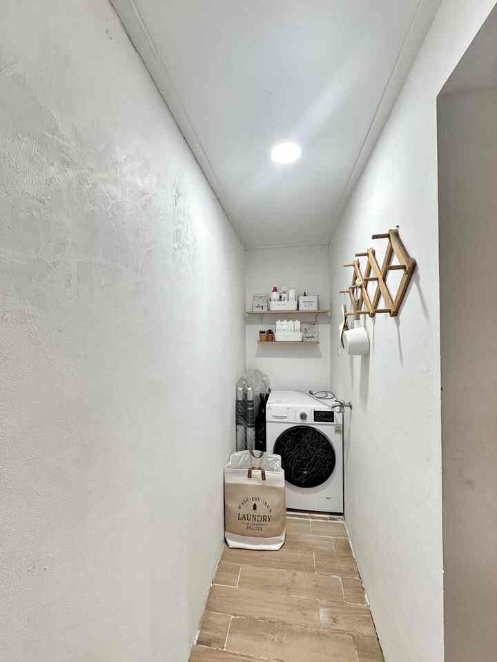 Laundry room

Di lahan 2,3m2 di rumah kami yang mungil ini kami buat laundry room sederhana.
Kami menggunakan mesin cuci sekaligus dryer supaya tidak perlu repot jemur-jemur 🥰

#lantaigranite #mesincuci #keranjanglaundry #lampudownlight #ambalankayu #tanamanartifisial #walldecor #botoldetergen #laundryroom #servicearea #laundryroomminimalis
