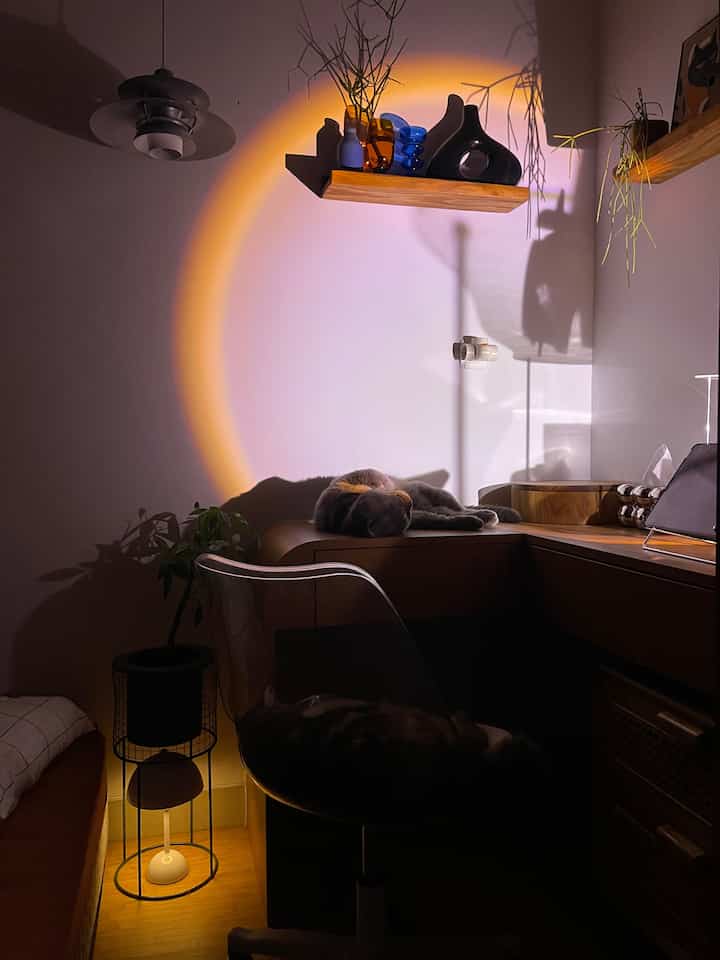 Night vibe on the desk 💡

✨Inilah situasi malam hari menjelang waktu tidur. 
Kadang masih mengerjakan laporan harian untuk keuangan bisnis kami. Dengan meja berbentuk L seperti ini, jika anabul minta space untuk tidur di meja, saya bs mengerjakan di meja sisi sebelahnya.

✨Lalu saya mencoba menciptakan suasana baru dengan relayout kecil dgn meletakan lampu jamur ini (yg merupakan gift dr Ohouse 🤗), dibawah standing pot karena anabul popo selalu minta tidur diatas meja setiap malam. Ternyata ketika menjelang tidur dan hanya menyalakan lampu ini dibawah pot membuat mata lebih relax daripada jika diletakan diatas meja.

Terima kasih sudah mampir 🫶🌃

#DeskNightVibe #WorkSpace #NightSituation #MejaKerja #MejaRias #MejaLShape #LampuJamurLed #StandingPot #sunsetlightprojector #ambiencelightroom #bedroom #KursiTransparanRoda #HplCarta #SpcLantai #TanamanPatahTulang #TanamanGantung #MoneyTreePlant 

