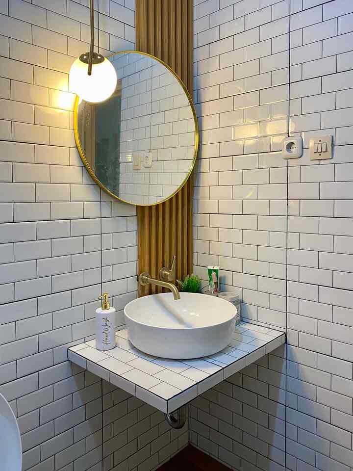 Wastafel area yang sebentnya gabung sama bathroom
Kali ini fokus ke area wastafel krn disini sengaja kami design gak hanya sekedar untuk area cuci tangan, bisa juga utk spot ootd 🥰

#wastafelputih #wastafelarea #roundmirror #lampugantung #spotootd #designinterior