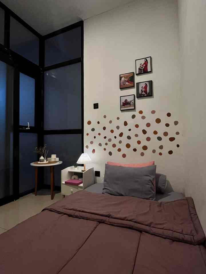 • Bedroom Night Vibe🌙

Suasana sore hari yang dari siang udah ujan muluu, enaknya rebahan sambil pake lampu tidur..

ukuran kamar tidur mini ini 3x2,5m di isi dengan :
• kasur 120 x 200cm
• drawer
• nakas
• meja bulat
• drum electric

save dan share inspirasi kamar tidur mini, semoga menginspirasi🤎

#kamartidur #kamartidurninimalis #PlavonPVC #WarnaCatRumah #WallpaperDinding #WallpaperEstetik #Cat  #NightVibe