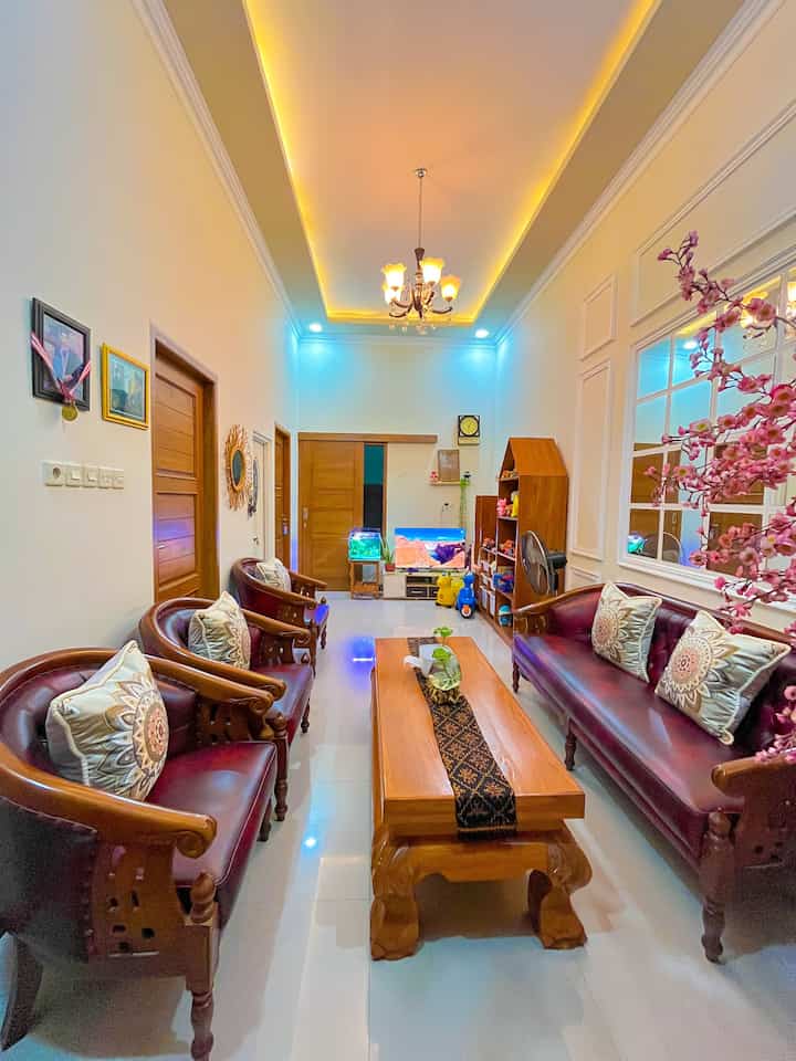 Living room kecil nggak harus sempit! Pilihan warna terang 🌿dan cermin besar 🪞bisa
bikin ilusi ruang yang lebih luas. Kalian pakai trik apa untuk ruang tamu kecil di rumah?

#livingroom #coverbantalsofa #lampugantunghias #kaintenunetnik #cermindindingrotan #kacatempel #gordenminimalis #kipasangin #potterazo #bungasakuraatificial #aquariumikancupang #kotaktisuecoco #ruanganterbatas #livingroommungil #nightvibe